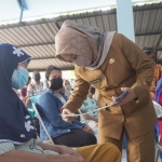 Wali Kota Mojokerto Ika Puspitasari saat mengecek dokumen salah satu warga penerima bantuan.
