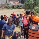 Pencarian korban tewas akibat banjir di Bangkalan.
