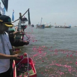 LARUNG SESAJI: Para nelayan Desa Banjarkemuning Sedati Sidoarjo saat menggelar Sedekah Laut di muara desa setempat, Sabtu (29/4) siang tadi. foto: istimewa