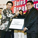 Direktur Pemasaran (Dirsar) PT Petrokimia Gresik (PG), Meinu Sadariyo saat menerima penghargaan. foto: ist