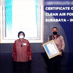Wali Kota Surabaya Eri Cahyadi saat menerima penghargaan dalam acara “The 5 ASEAN ESC Award and the 4 Certificate of Recognition” dalam kategori kota besar dengan udara terbersih se-Asia Tenggara atau ASEAN. 