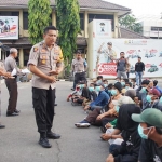 Para pelajar yang diamankan mendapatkan arahan dari Kapolres Pelabuhan Tanjung Perak AKBP Antonius Agus Rahmanto.