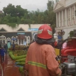 Pemadam kebakaran saat menjinakkan api yang membakar Museum Angkut, Kota Batu.