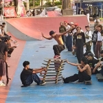Salah satu fun game yang digelar dengan melompati susunan skateboard. Foto: MUJI HARJITA/ BANGSAONLINE