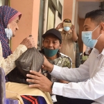 Wali Kota Kediri, Abdullah Abu Bakar, saat menyerahkan bantuan sembako kepada nenek Jaelah. Foto: Ist
