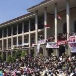Ribuan mahasiswa menggelar demonstrasi di Rektorat Universitas Gajah Mada (UGM) pada Hari Pendidikan Nasional, di Kampus UGM, Yogyakarta, Senin (2/5). 
