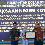 Wali Kota Kediri saat memberikan penghargaan ke Kejaksaan. Foto: Ist