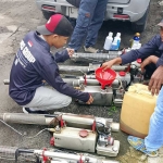 Petugas saat mempersiapkan fogger sebelum melakukan pengasapan di lingkungan Desa Dampaan. Foto: Ist.