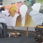 Komunitas pelukis saat melukis di kain kanvas berukuran raksasa. (foto: AAN AMRULLOH/ BANGSAONLINE)