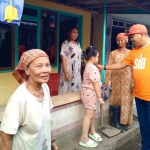 Bupati Situbondo terpilih, Yusuf Rio Wahyu Prayogo, saat meninjau korban banjir.