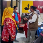 dr. Singgih mendampingi Bupati Gus Yani dan Wabup Bu Min saat meninjau vaksinasi di Gedung Kwarcab Pramuka Gresik, Rabu (18/8). foto: SYUHUD/ BANGSAONLINE