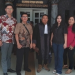 Terdakwa didampingi keluarga dan pengacaranya setelah sidang