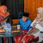 Calon Gubernur Jawa Timur terpilih, Khofifah Indar Parawansa, saat silaturahmi ke kediaman Pengasuh Pondok Pesantren Al Falah Ploso, KH. Nurul Huda Djazuli.