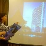Direktur PT. PTI, Jenny Sugiaharto saat mempresentasikan pembangunan Apartemen Belleview Manyar. foto: rusmiyanto/ BANGSAONLINE