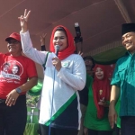 Puti Guntur Soekarno didampingi mantan Bupati Trenggalek dan Wakil Bupati Trenggalek Mulyadi-Kholik di halaman parkir Stadion Menak Sopal. foto: HERMAN/ BANGSAONLINE