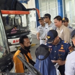 Petugas Gabungan saat melakukan Ramp ceck di Terminal Bus Tamanan, Kota Kediri. 
