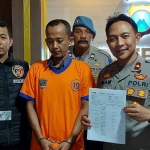 Diki Arfian (43) seorang calo yang merupakan pegawai Dinas Pendidikan Kota Surabaya yang menipu korbannya puluhan juta.