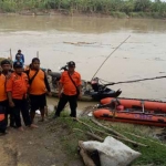 Petugas BPBD Bojonegoro bersiap mencari jasad korban yang tenggelam saat mencari ikan di Sungai Bengawan Solo, Desa Tulungagung, Kecamatan Malo. foto: eky nurhadi/ bangsaonline