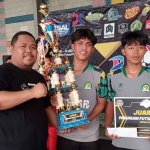 Manajer Persekabpas, Gaung Andaka Ranggi Purbangkara, saat menyerahkan piala ke pemenang turnamen futsal.