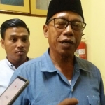 Tohari, Mantan Ketua BPD periode 2014-2019 Desa Arosbaya memberikan penjelasan kepada media usai audiensi di Kantor DPRD Bangkalan, Selasa (25/2).