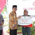 Bupati Pamekasan KH. Kholilurrahman (dua dari kiri) saat menyerahkan gerobak secara simbolis kepada salah satu PKL. 