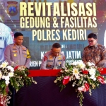 Bupati Kediri Hanindito Himawan Pramana bersama Kapolres Kediri AKBP Bimo Arianto saat mendampingi Kapolda Jatim Irjen pol Imam Sugianto yang sedang menandatangani prasasti peresmian. (Ist).