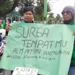 Para driver ojol di Pamekasan saat melakukan aksi solidaritas di Monumen Arek Lancor.