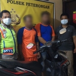 Kedua pencuri pompa air saat diamankan di Mapolsek Peterongan, Jombang.