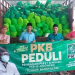 Ketua DPC PKB Bangkalan Ir. Mondir Rofii bersama para pengurus DPC foto dengan latar belakang paket sembako bantuan dari Ketum PKB. foto: SUBAIDAH/ BANGSAONLINE