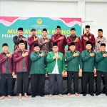 Asyhari Eko Prayitno (depan, dua dari kiri) dan jajaran pengurus lainnya, usai dilantik sebagai Wakil Ketua Pemuda LDII Jawa Timur. Foto: Ist.
