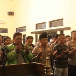 Kapolres Probolinggo bersama ojol saat gelar doa bersama.