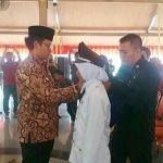 Bupati Bangkalan R. Abdul Latif Imron memyematkan tanda jabatan kepada Muawwalah Syakur saat dilantik sebagai Kades Galis Dajah di Pendopo, Jumat (10/01).