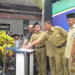 Bupati Anas bersama Wakil DPRD Ismoko serta Camat Abdul Latif menekan tombol lauching Kecamatan Blimbingsari. 