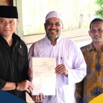 Menteri ATR/BPN, Agus Harimurti Yudhoyono (AHY), saat menyerahkan sertifikat tanah elektronik hasil program PTSL atau pendaftaran tanah sistematis lengkap di Desa Ranggeh, Kecamatan Gondangwetan, Kabupaten Pasuruan.