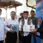 Wali Kota Pasuruan saat menyerahkan bantuan DBHCHT kepada pelaku usaha perikanan.