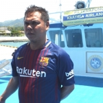 Kapten Kapal Mudatsir, saat diwawancarai wartawan di atas geladak Kapal RS Terapung Ksatria Airlangga. Foto: YUDI/BANGSAONLINE 