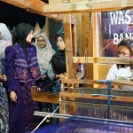 Wali Kota Kediri ketika meninjau proses menenun. Foto: Ist