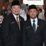 Fandi Ahmad Yani dan Asluchul Alif bersama istri masing-masing usai pelantikan di gedung DPRD Gresik, Agustus 2019 lalu.