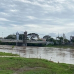 Debit air sungai brantas di bawah jembatan Brawijaya Kota Kediri mulai naik. (dok. RRI)