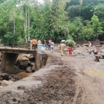 Jembatan ke Desa Bulukandang yang ambrol usai diterjang banjir Bandang.