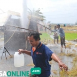 Sejumlah warga menampung semburan air menggunakan jerigen untuk dibawa pulang. foto: ZAINAL/ BANGSAONLINE