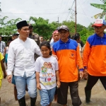 Wakil Bupati Mojokerto, Muhammad Al Barra atau yang akrab disapa Gus Barra, saat meninjau lokasi banjir.