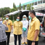 Direksi Petrokimia Gresik bersama Dirut PT Nusantara Sebelas Medika saat meninjau bantuan APD dan obat-obatan di Posko Command Center GOR Tri Dharma Petrokimia Gresik.