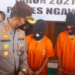 Kapolres Ngawi AKBP I Wayan Winaya saat meminta keterangan para tersangka penyalahgunaan narkoba. foto: ZAINAL ABIDIN/ BANGSAONLINE