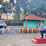 Kapolsek Purwodadi saat memimpin upacara.