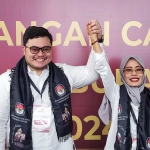 Pasangan Hanindhito Himawan Pramana dan Dewi Mariya Ulfa usai mendaftarkan diri ke KPU Kabupaten Kediri. Foto: MUJI HARJITA/ BANGSAONLINE