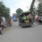 Mobil Polisi Patroli Di Desa Keras. (foto: rony suhartomo/BANGSAONLINE)