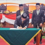 Wali Kota Pasuruan Adi Wibowo saat menandatangani Raperda RPJMD tahun 2025/2029.