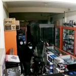 Aksi kawanan pencuri saat menggasak puluhan laptop terekam CCTV.