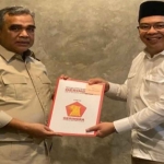 Calon wali Kota Probolinggo saat menerima rekom Sekjen DPP Gerindra, Ahmad Muzani.